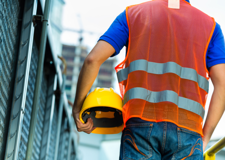 employé tenant son casque de chantier, EPI